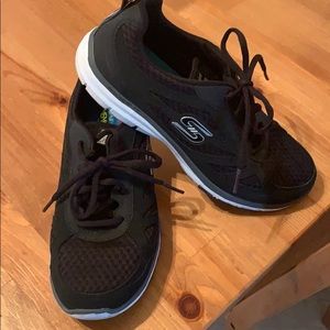 Sketchers tennis shoes